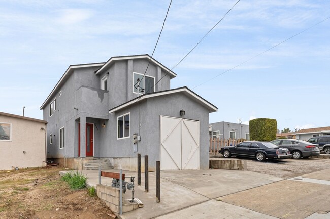 Building Photo - Stunning Remodeled 3-Bed, 3.5-Bath Home with Two Kitchens & Expansive Private Driveway in La Mesa!