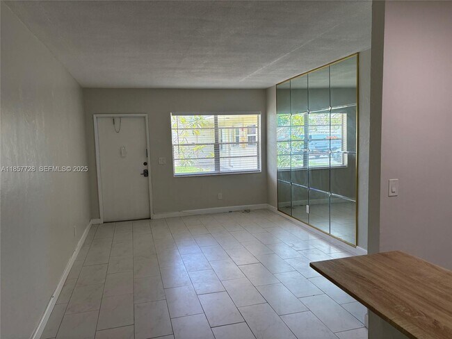 Building Photo - 1301 N 12th Ct