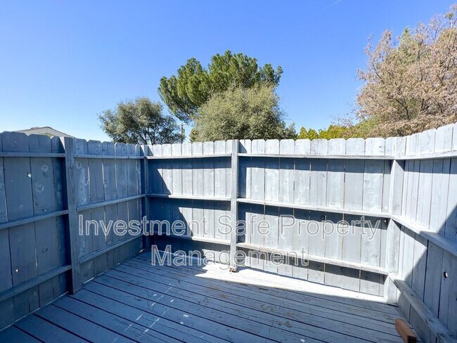 Building Photo - 2504 Gladiola Dr