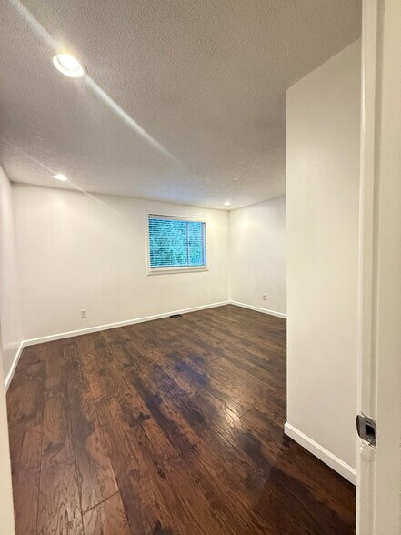 Building Photo - 874 S 90th St