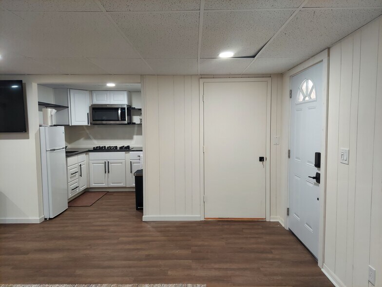 Building Photo - 5765 Penfield Pl