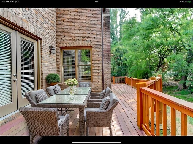 Building Photo - 8920 Doral Dr