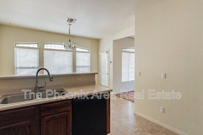 Building Photo - 2600 E Springfield Pl