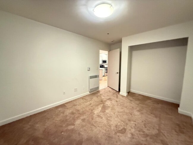 Building Photo - Two Bed Two Bath in Cap Hill (2 Parking Spaces and Storage Included!)