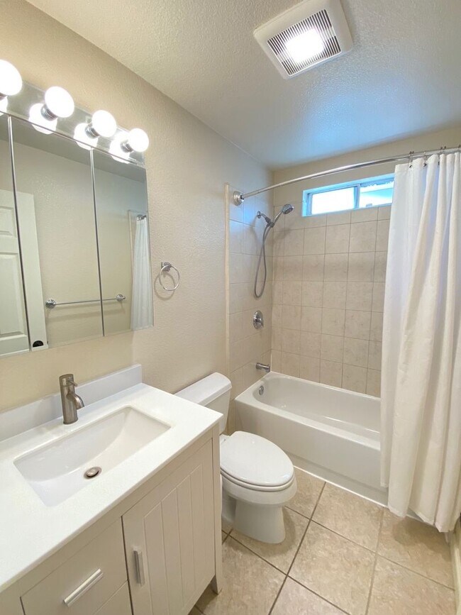 Building Photo - 3 Bedroom Home in East Santa Rosa