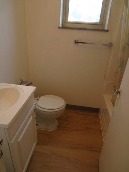 Building Photo - 5712 Phillips Ave