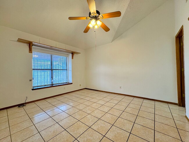 Building Photo - East El Paso 2bed/2bath duplex