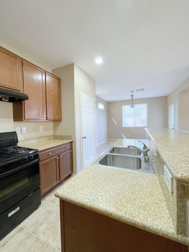 Building Photo - Spacious Living, Granite Counters, Great Location!