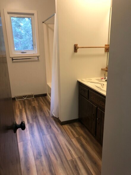 Building Photo - 323 Allan Ave