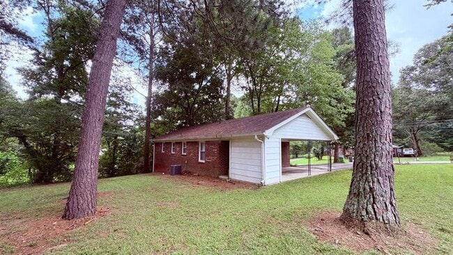Building Photo - Lithia Springs 3 Bed-1 Bath Stepless Ranch, Private Lot, Carport