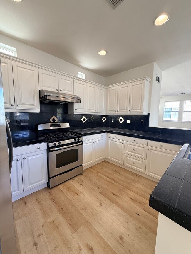 Building Photo - Beautiful Tri-Level Home in Prestigious Oa...