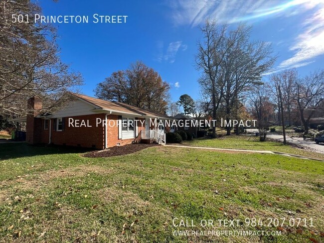 Building Photo - Vintage 3 Bedroom 2 Bath Brick Ranch on co...