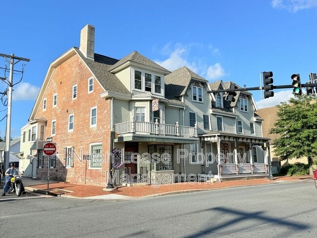 Primary Photo - 127 NW Front St