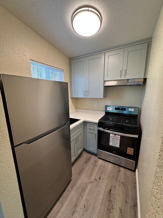 Building Photo - Beautiful Remodeled 2 bed, 1 Bath Back Lot Unit