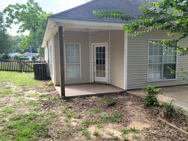 Building Photo - 3/2 Lake Forest Daphne fenced back yard