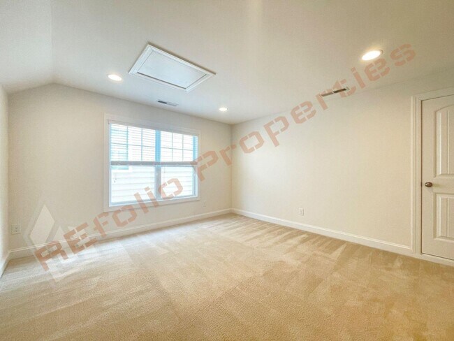 Building Photo - Beautiful 5 Bedroom End Unit Townhouse wit...