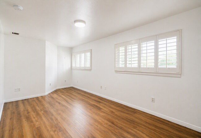 Building Photo - 220 Lilac Ct