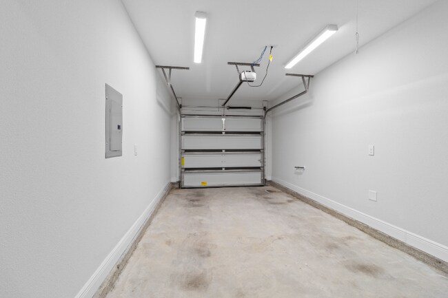 Building Photo - 8422 Rose Ave