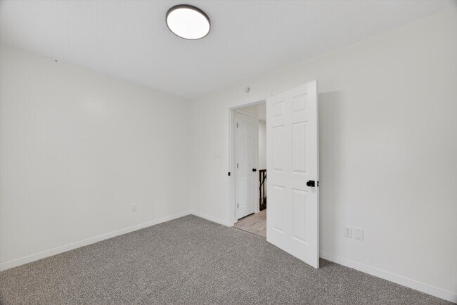 Building Photo - 599 E Graham Pl