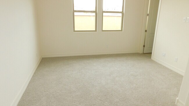 Building Photo - Beautiful home with generation suite in gated community