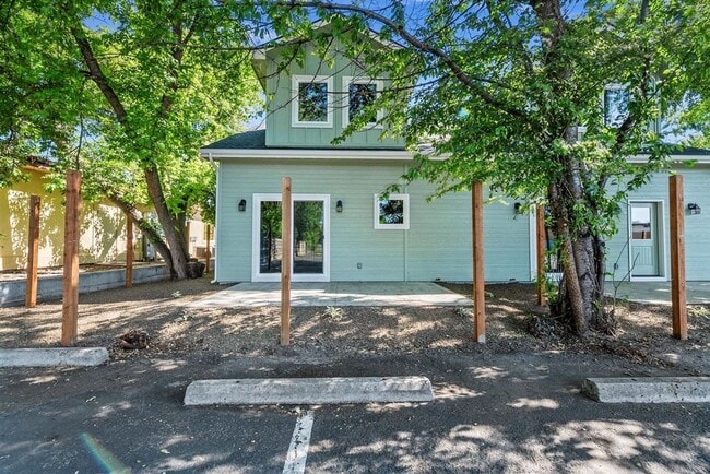 Building Photo - ? MOVE IN SPECIAL! ? $99.00 1st month rent...
