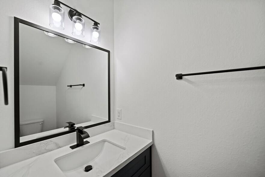 Building Photo - 1071 St Clair St