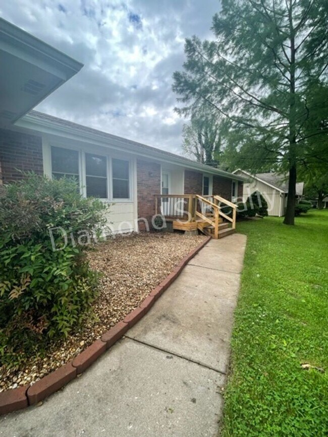 Building Photo - 4 Bedroom Home Available Now! Southwest Springfield!