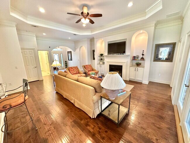 Building Photo - 206 E Pinehurst Dr