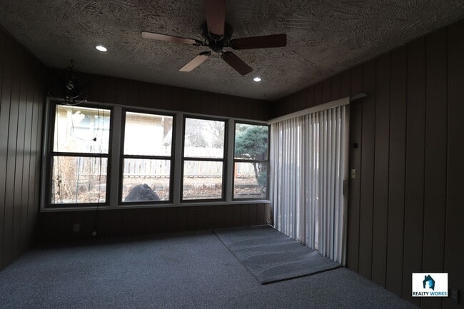 Building Photo - Amazing 2 bed Home!