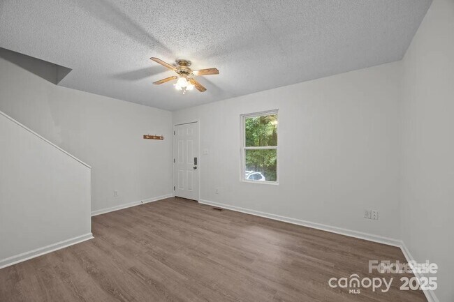 Building Photo - 6 Azalea Rd