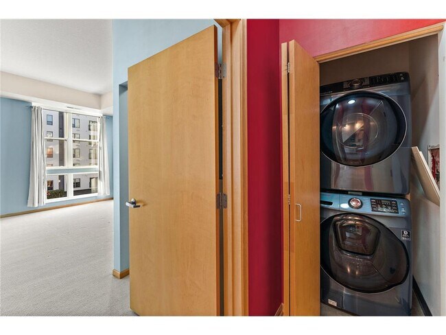 Building Photo - 2650 University Ave W