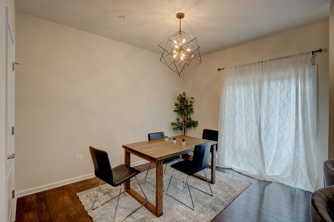 Dining Room - 526 Victorianna Dr