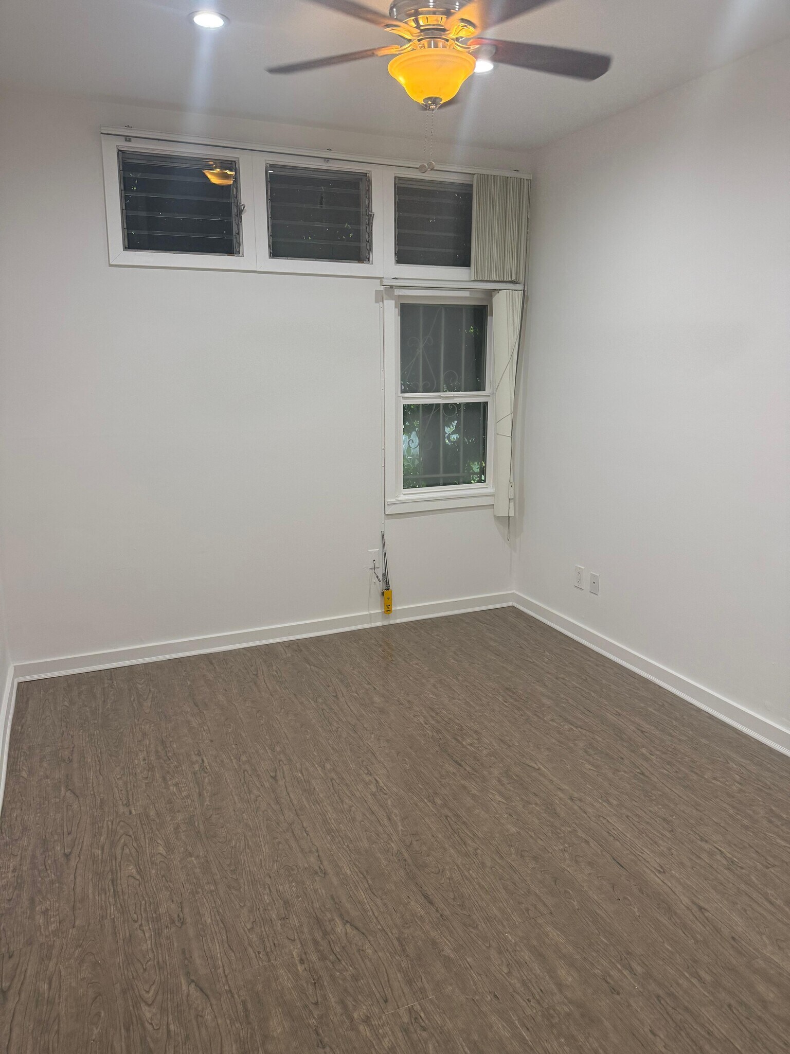 Building Photo - 9910 Robbins Dr