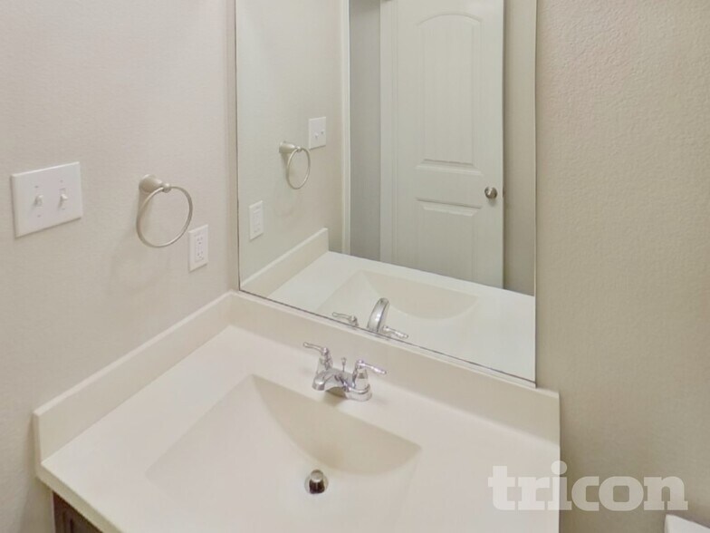 Building Photo - 810 Silverbell St