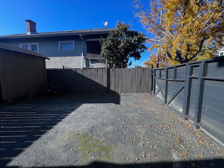 Building Photo - 1037 Peralta St