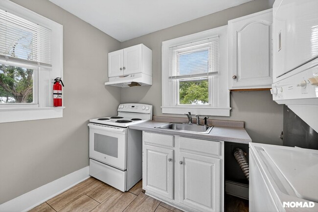 Building Photo - 304 1/2 Marstellar St