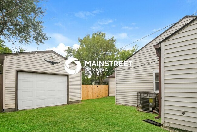 Building Photo - 2 Bedroom Pet-Friendly Home in Indianapolis, IN with Main Street Renewal