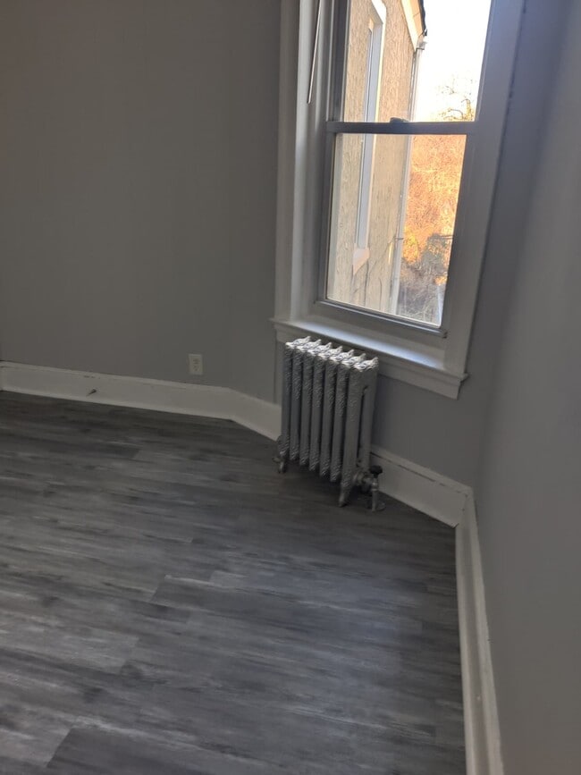 Building Photo - 127 E Coulter St