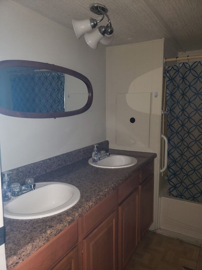 Building Photo - 2 Bedroom Mobile Home