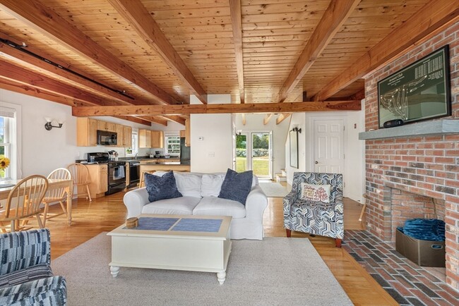 Building Photo - 594 River Rd