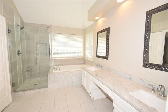 Building Photo - 1322 W Forest Dr