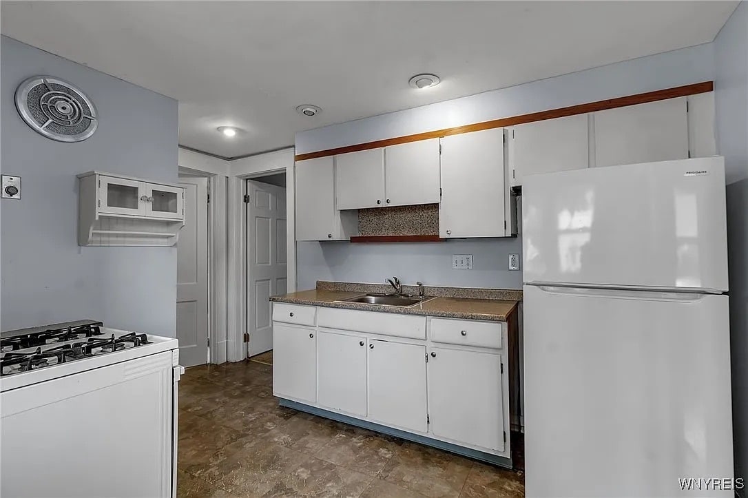 Kitchen - 90 Clover Pl