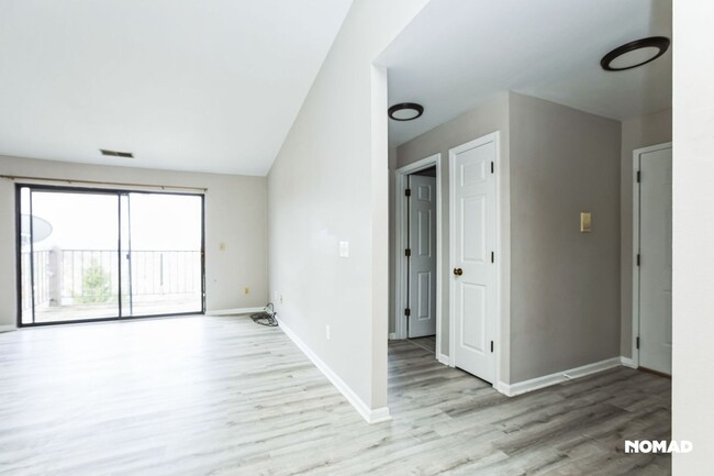 Building Photo - Charming 2BR Condo in Bellevue