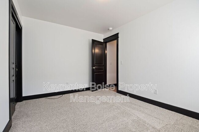 Building Photo - 8333 N Duncan Ln
