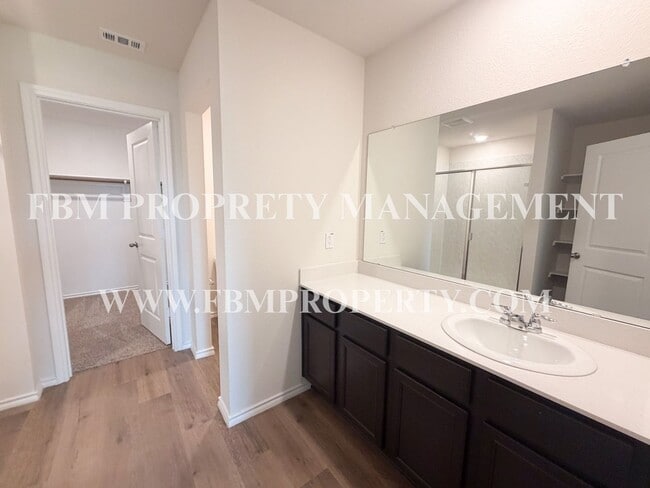 Building Photo - 329 Thoroughbred St