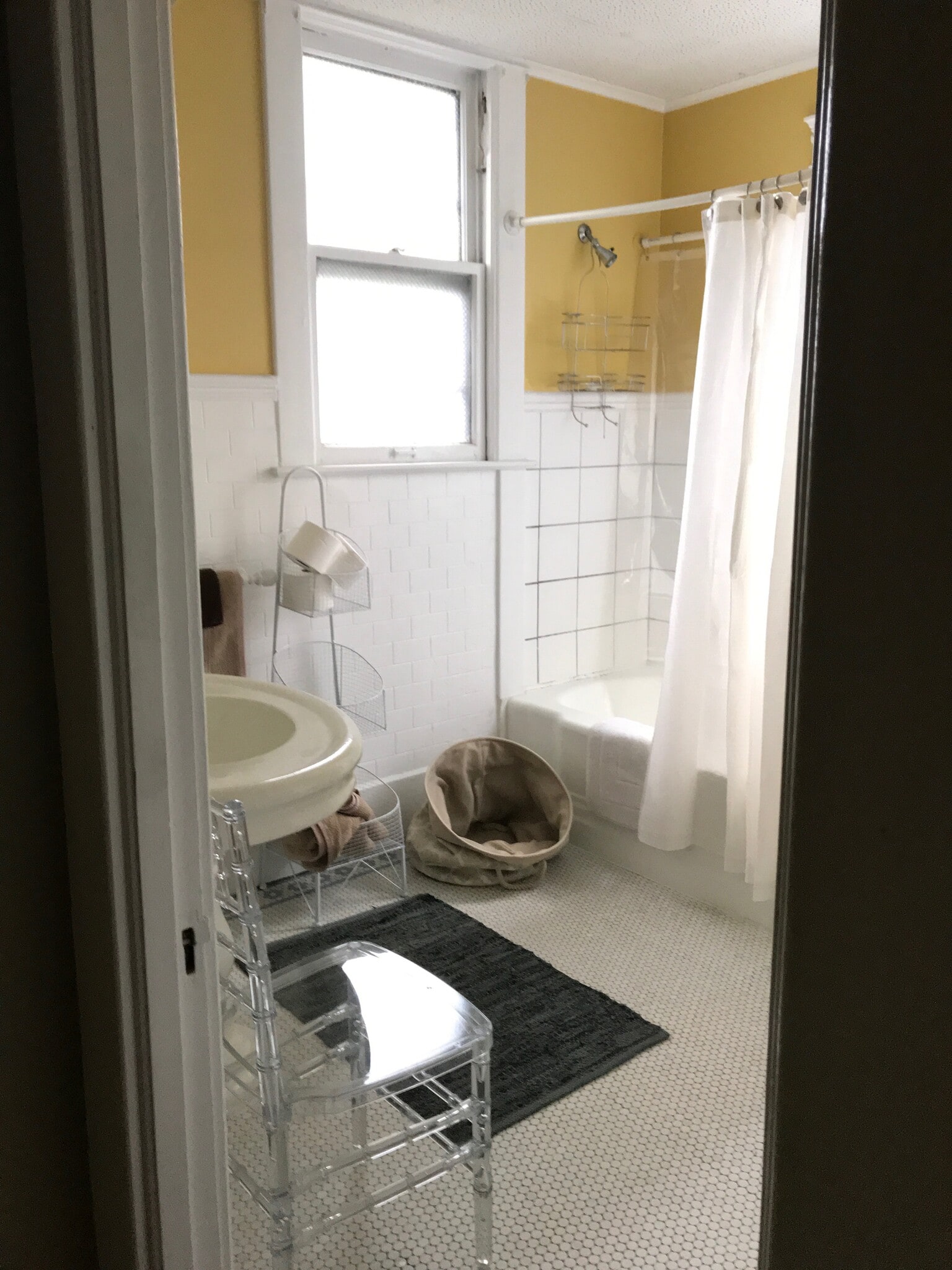 bathroom - 717 W Huron St