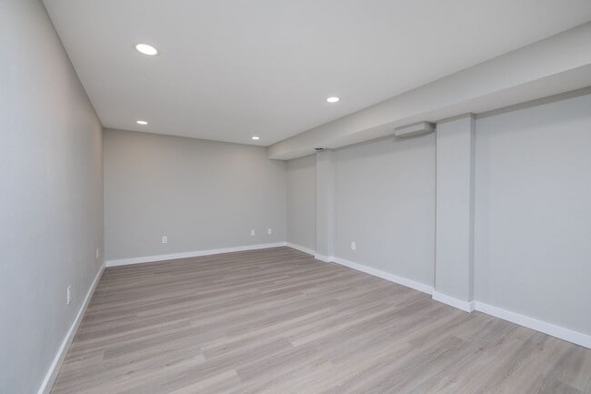 Building Photo - 927-933 Park Ave W