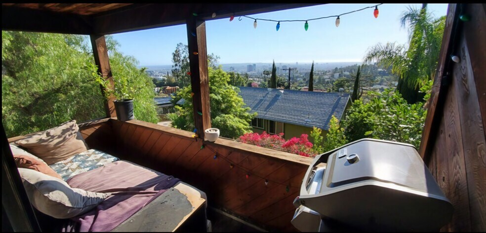 Balcony (main floor) - 2635 Hollyridge Dr