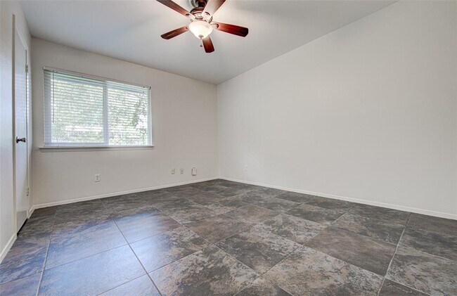 Building Photo - 1403 Click Cove