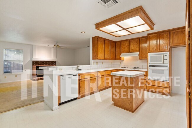 Building Photo - Spacious Home in Desireable Highland Hill ...